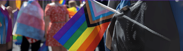 ¿Sabes por qué la bandera LGBTIQA+ es de colores? Tecmilenio te cuenta sobre su origen y evolución
