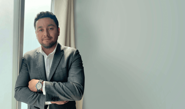 De botones en un hotel a líder multicultural de Silicon Valley